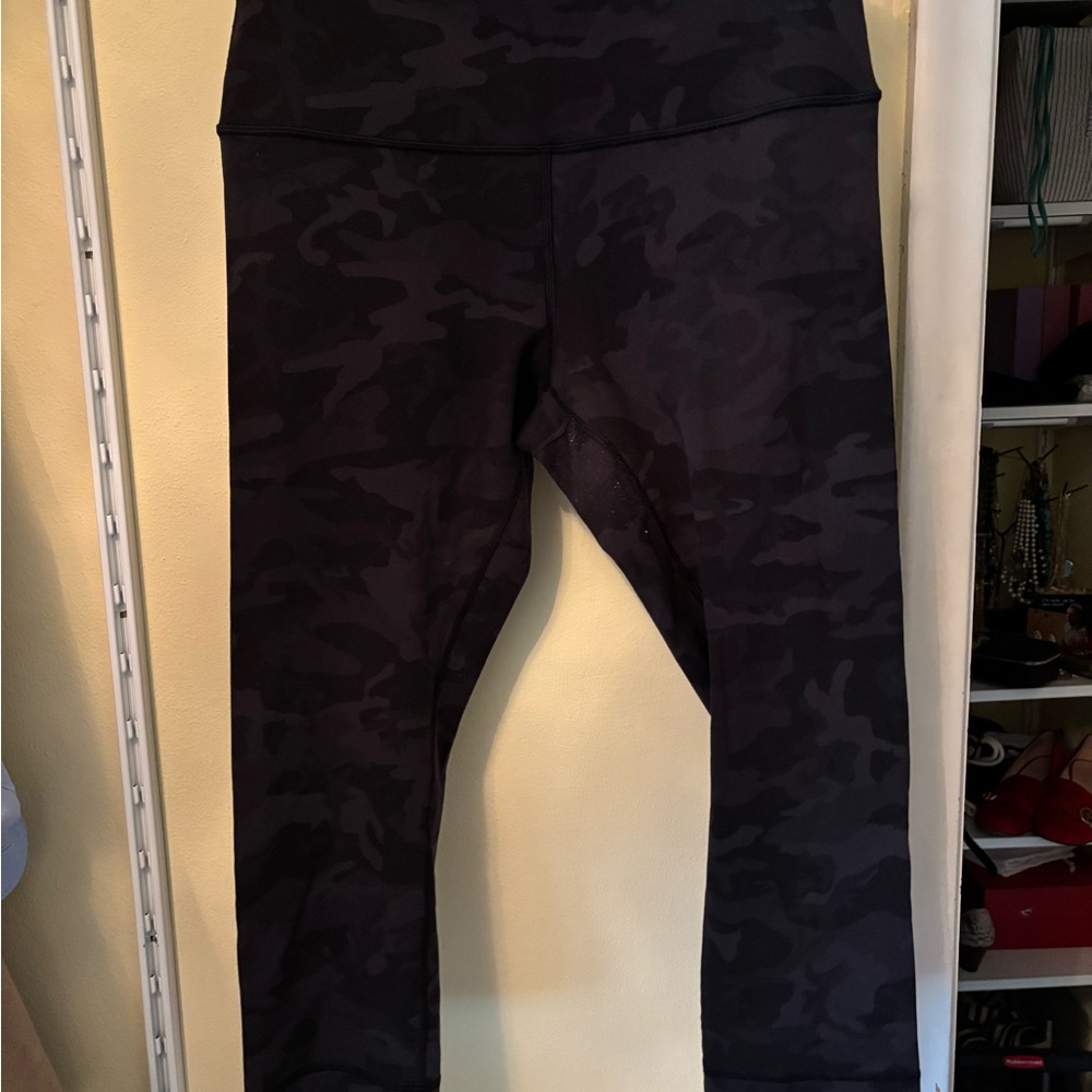 Women’s Lululemon WunderUnder High Rise Capri Leggings in Black Camouflage